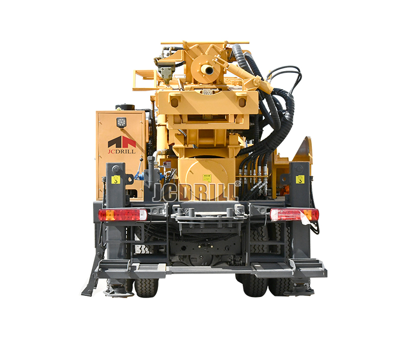Foreuse hydraulique et pneumatique sur camion pour 1000 m