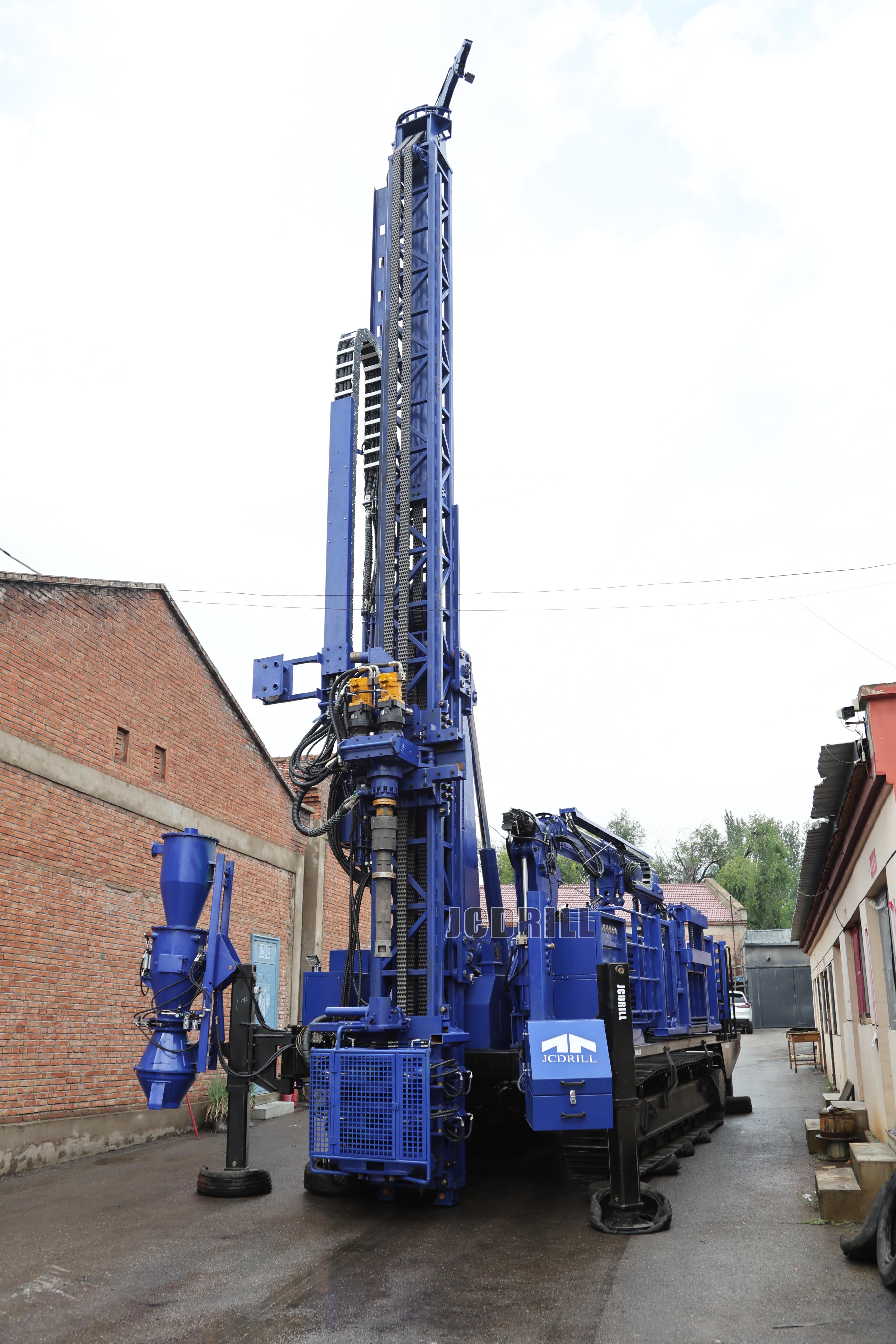 JCDRILL présente le nouveau rig de forage JRC500BA, doté d'une circulation inverse et d'un compresseur d'air intégré, conçu pour une exploration minière hautement efficace. JCDRILL présente le nouveau rig de forage JRC500BA, doté d'une circulation inverse et d'un compresseur d'air intégré, conçu pour une exploration minière hautement efficace.