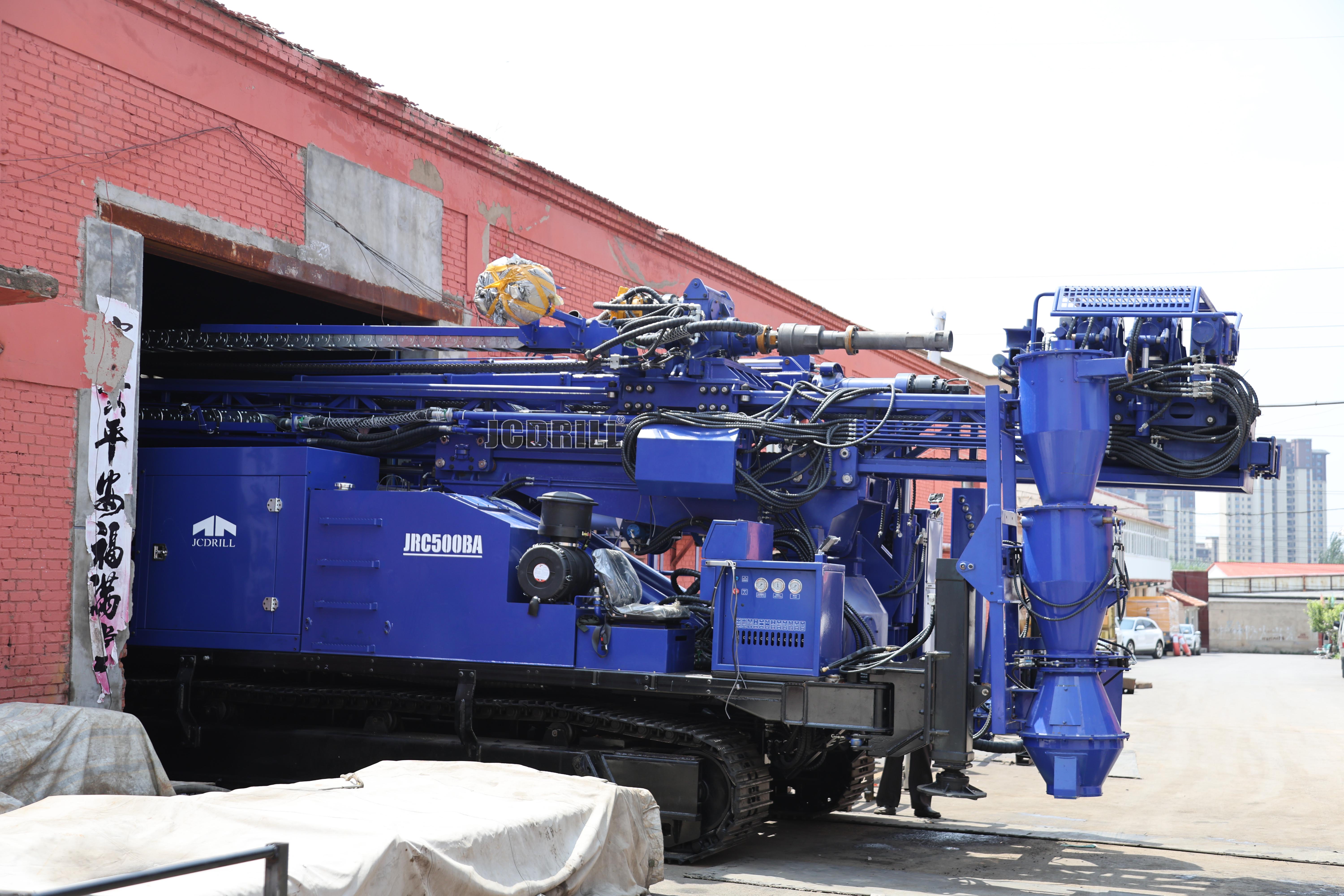 JCDRILL présente le nouveau rig de forage JRC500BA, doté d'une circulation inverse et d'un compresseur d'air intégré, conçu pour une exploration minière hautement efficace. JCDRILL présente le nouveau rig de forage JRC500BA, doté d'une circulation inverse et d'un compresseur d'air intégré, conçu pour une exploration minière hautement efficace.