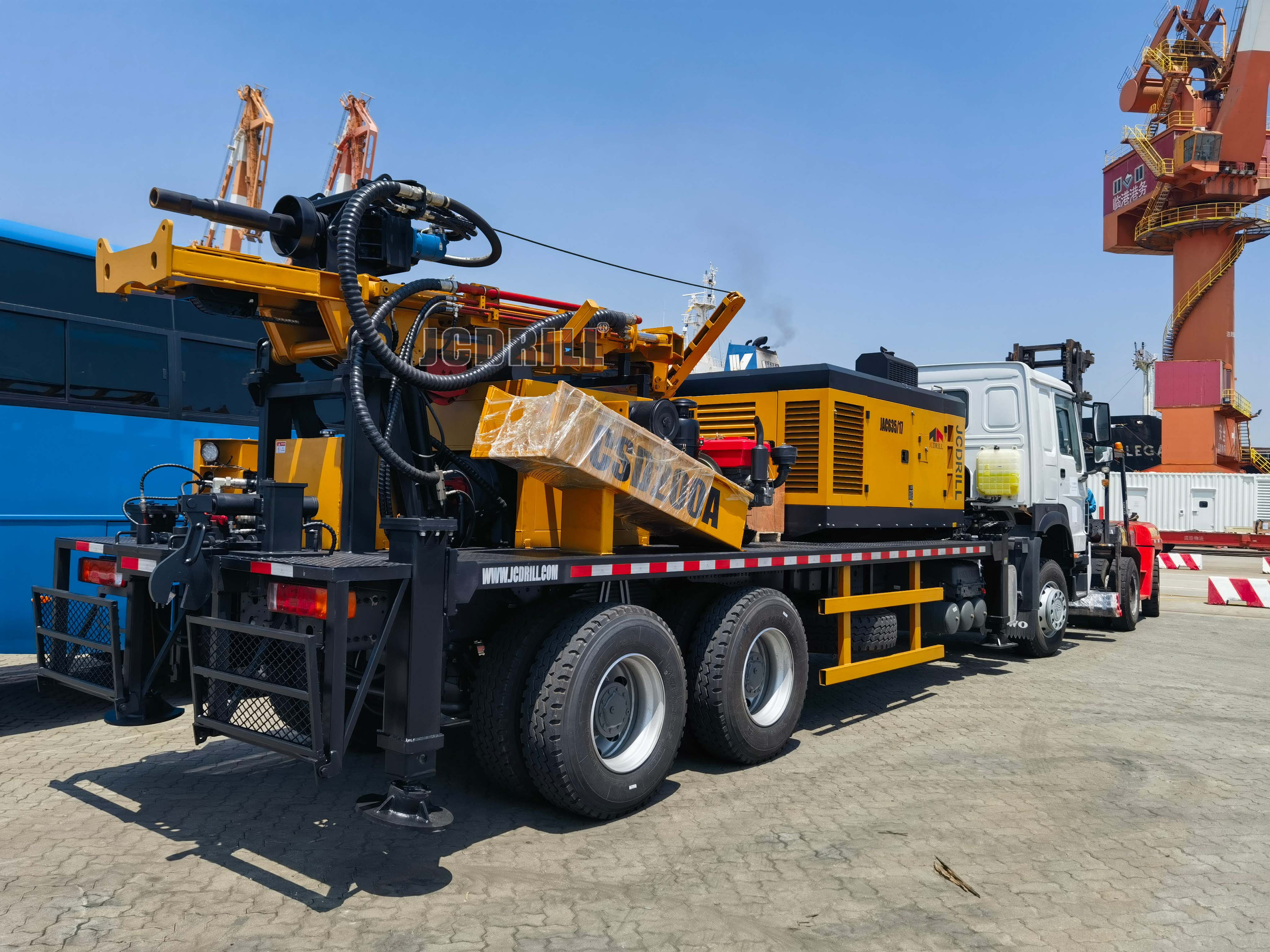 Expédition d'une plate-forme de forage de puits d'eau montée sur camion vers l'Amérique du Nord par voie maritime