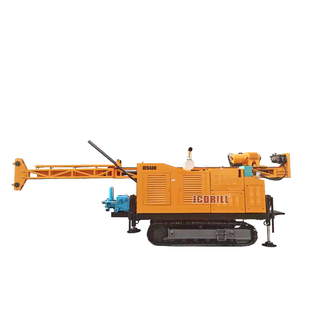 Foreuse hydraulique sur chenilles JCD400 pour l'exploration minière aurifère, avec carottage par câble et efficacité accrue