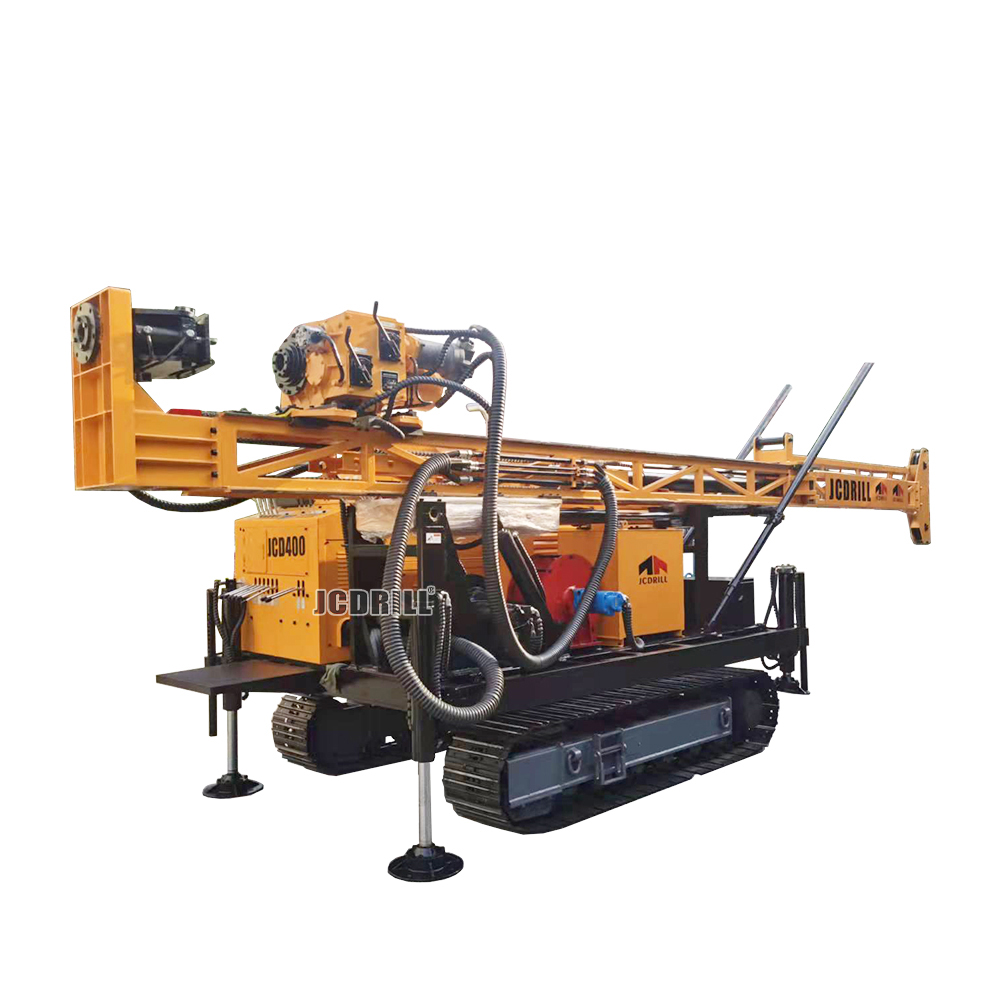 Foreuse hydraulique sur chenilles JCD400 pour l'exploration minière aurifère, avec carottage par câble et efficacité accrue