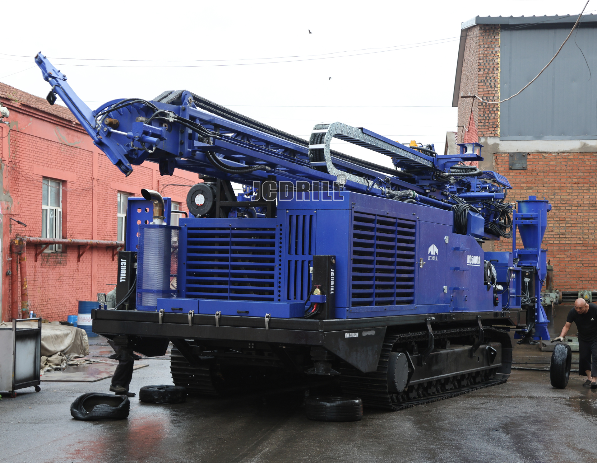 JCDRILL présente le nouveau rig de forage JRC500BA, doté d'une circulation inverse et d'un compresseur d'air intégré, conçu pour une exploration minière hauteme